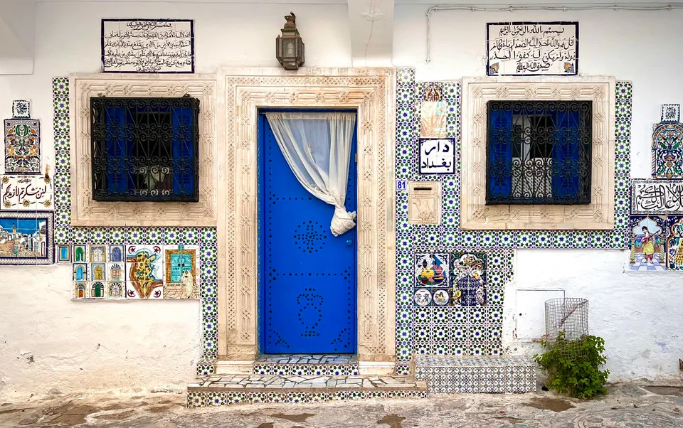 Porta decorata nella Medina di Hammamet